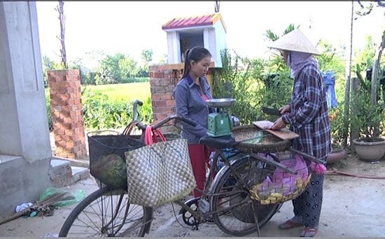 Chị Mận (áo ca rô) đi bán hàng mỗi ngày.