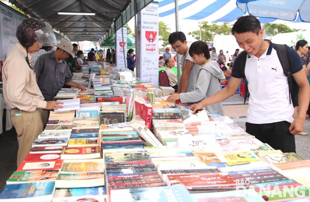 Hàng ngàn độc giả đã đến tham quan, đọc sách và mua sắm sách, vở, đồ dùng học tập phục vụ năm học mới.
