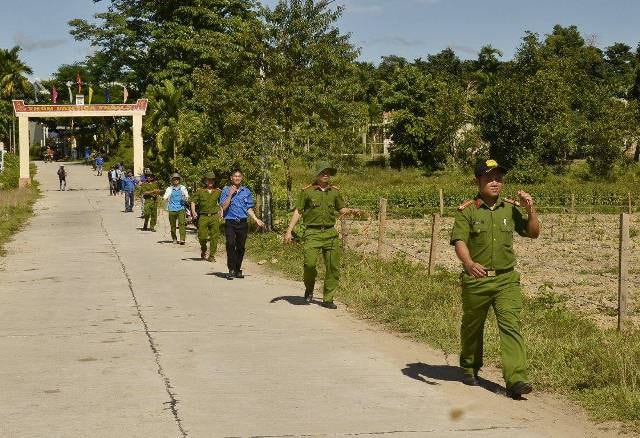 ĐV-TN kéo dây thắp sáng 3km đường quê tại xã Trà Tân. Ảnh: MỸ LINH