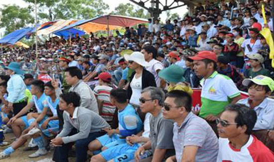 Đông đảo người dân đến cổ vũ cho giải vô địch bóng đá huyện Thăng Bình. Ảnh: C.HÙNG