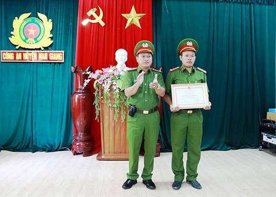 Ngày 10.8.2016, tại huyện Nam Giang, Phó Giám đốc Công an tỉnh Trương Quang Vinh trao giấy khen của Ban Giám đốc công an tỉnh cho đại diện Đồn Công an Chà Vàl.Ảnh: T.CÔNG