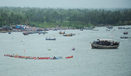 Cuộc tranh tài của 7 thuyền đua trên sông Thu Bồn. Ảnh: MINH HẢI