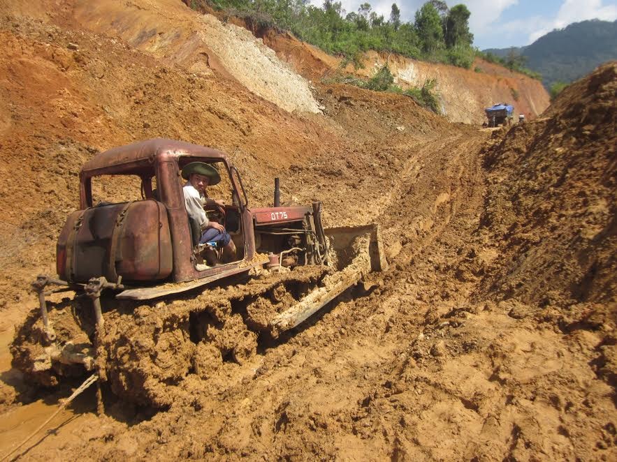 mưa lơn khiến nhiều tuyến đường vùng cao Tây Giang sạt lở nghiêm trọng. Ảnh: Đ.H