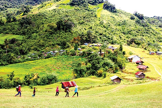 Người dân thôn 2, xã Trà Linh, Nam Trà My trên đường về bản sau buổi lao động ở nương rẫy.Ảnh: ALĂNG NGƯỚC