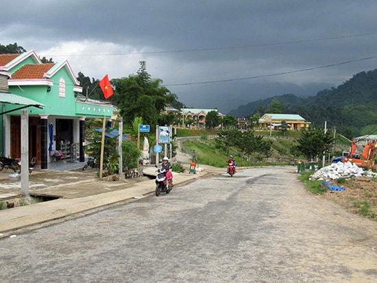 Giao thông kết nối thông suốt đã kéo miền núi gần hơn với miền xuôi nhưng chưa thể xóa độ giàu nghèo đang phân hóa giữa hai vùng.Ảnh: T.D