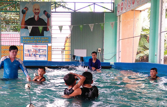 Các em rất hào hứng với việc học bơi tại Trường TH Nguyễn Đức Thiệu. Ảnh: HOÀNG LIÊN