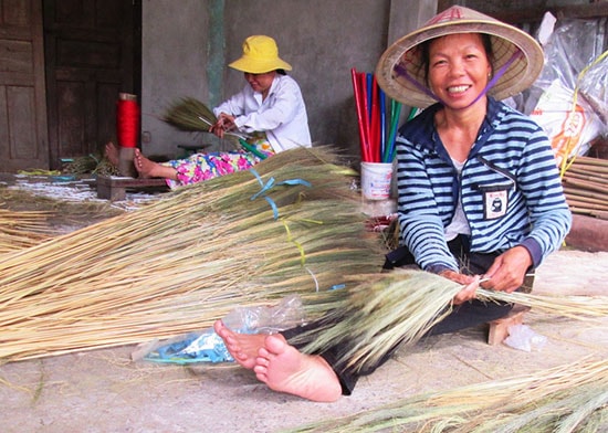 Làng nghề quấn chổi ở thôn Chiêm Sơn tạo việc làm cho hàng trăm lao động địa phương. Ảnh: HOÀI NHI