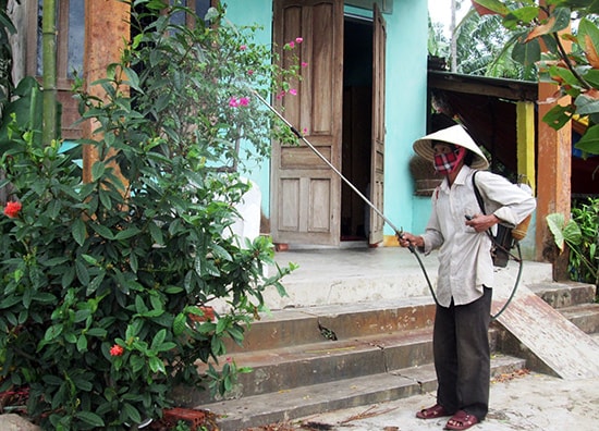 Người dân xóm Hòa An (thôn Đông Yên, xã Duy Trinh) phun hóa chất diệt trừ muỗi.Ảnh: HOÀI NHI