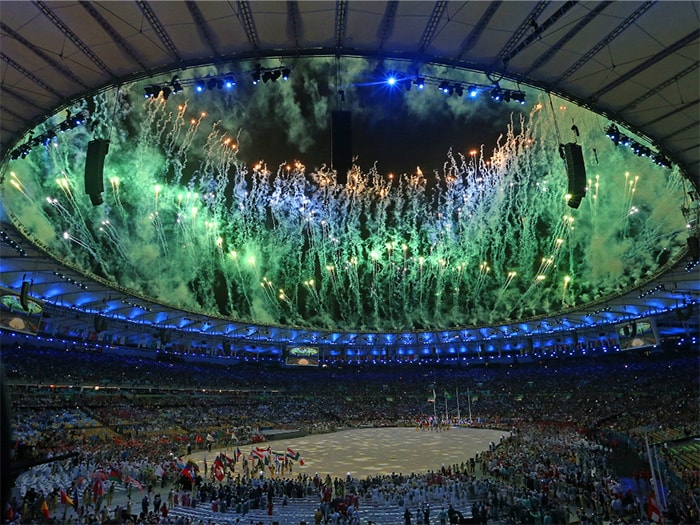 Pháo hoa từ tại sân vận động  Maracana-  nơi diễn ra lễ bế mạc Rio 2016 thắp sáng bầu trời Rio de Janeiro