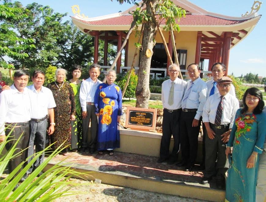 Lãnh đạo huyện Duy Xuyên và thân nhân gia đình đồng chí Nguyễn Quang Chung chụp hình lưu niệm. Ảnh: HOÀI NHI