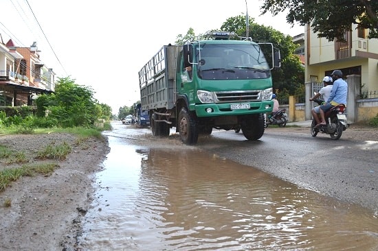 Vệt nước đọng kéo dài hơn 50m, dọc theo điểm vênh nhau giữa mặt đường và lề đường. Ảnh: CÔNG TÚ