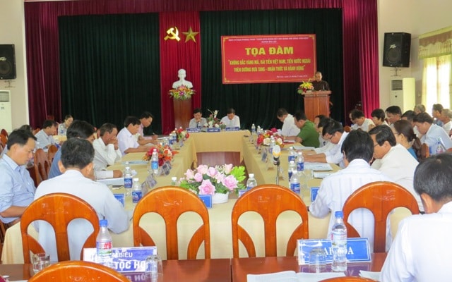 Tọa đàm về không rải vàng mã trên đường đưa tang. Ảnh: Hoàng Liên