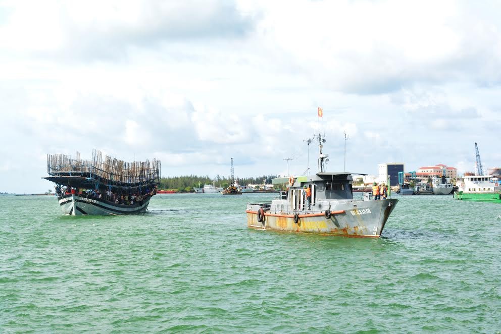 Tàu Hải đội 2 đưa 42 ngư dân và lai dắt tàu gặp nạn vào bờ an toàn.