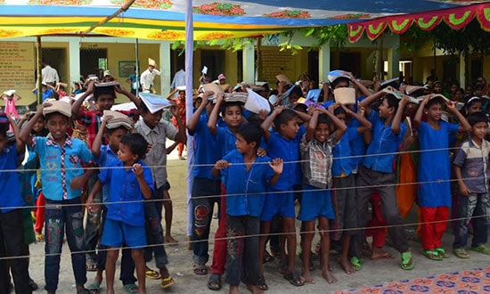 Học sinh Bangladesh diễn tập ứng phó với động đất. Ảnh: the guardian