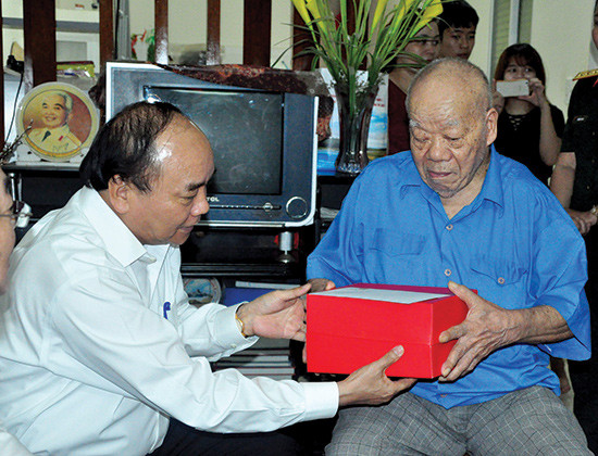 Thủ tướng Nguyễn Xuân Phúc thăm, tặng quà lão thành cách mạng Trần Kim Anh. Ảnh: NG.ĐOAN