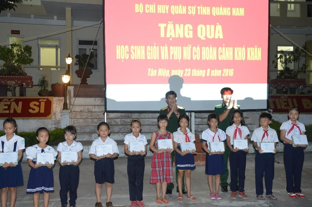  Tặng quà cho học sinh nghèo vượt khó học giỏi trên địa bàn xã đảo Tân Hiệp, TP.Hội An.