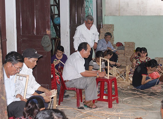 Lớp đào tạo nghề đan mây tre cho người khuyết tật Điện Bàn luôn có đông học viên tham gia. Ảnh: D.L