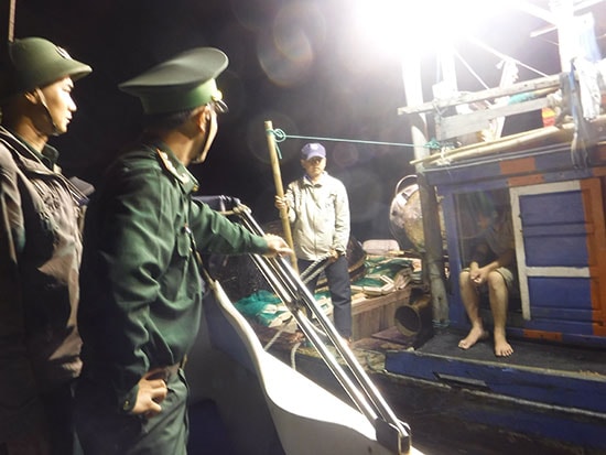Lực lượng tuần tra áp sát, tiếp cận kiểm tra tàu cá vi phạm.