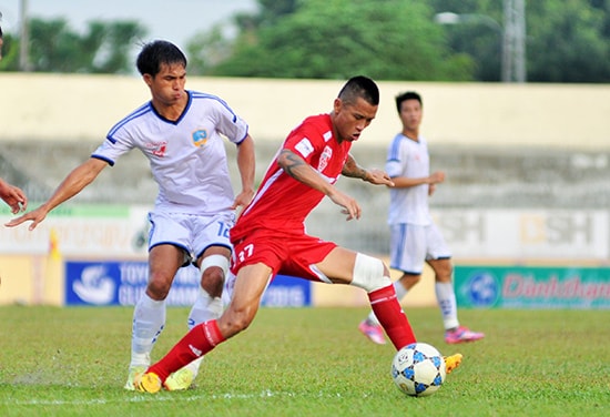 Hải Phòng (bên phải) là ứng cứ viên sáng giá cho chức vô địch V-League năm nay.