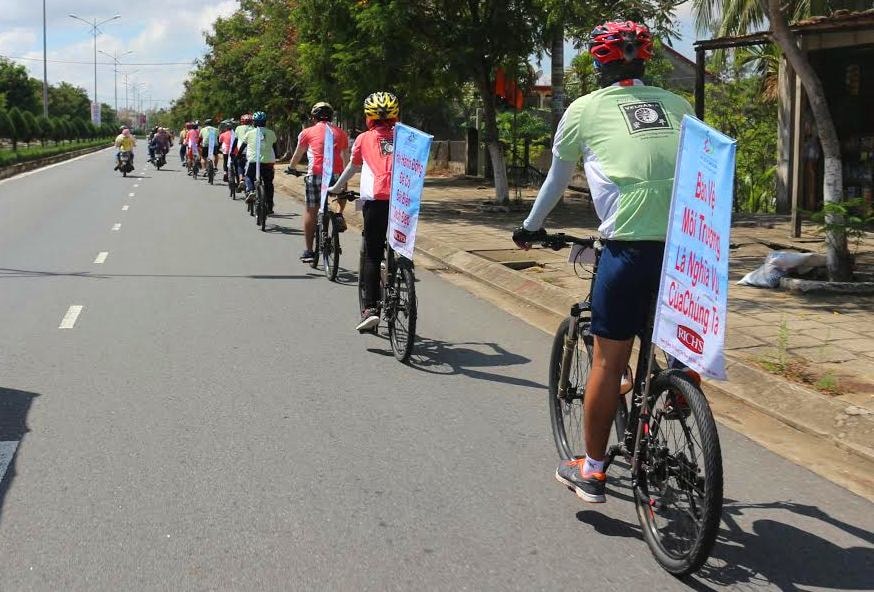 Hành trình đạp xe bảo vệ môi trường du lịch biển đảo năm 2016 của sinh viên đến từ Trường Cao đẳng nghề Du lịch Sài Gòn. Ảnh: THÀNH ĐẠT