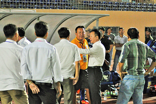 Bầu Hiển xuống sân động viên đội QNK Quảng Nam sau khi trận đấu kết thúc. Ảnh: A.NHI