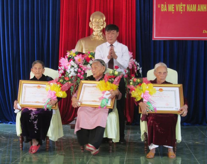 Ông Nguyễn Công Dũng - Bí thư Huyện ủy, Chủ tịch UBND huyện Duy Xuyên trao danh hiệu Bà mẹ VNAH cho 3 mẹ.