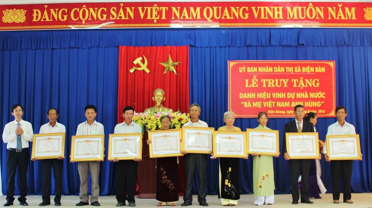 Trao bằng công nhận danh hiệu Bà mẹ Việt Nam anh hùng cho thân nhân các mẹ. Ảnh: LÊ BÌNH