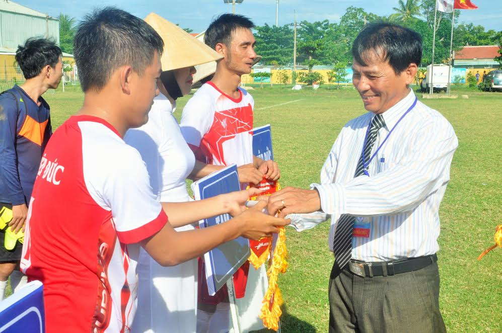 Phó Giám đốc Sở VH-TT&DL Hồ Tấn Cường tặng cờ, hoa và động viên các đội trước giờ thi đấu