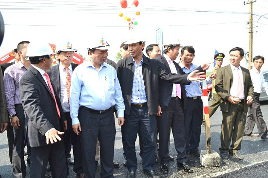 Thủ tướng Chính phủ Nguyễn Xuân Phúc kiểm tra tiến độ thi công dự án mở rộng QL1 qua Quảng Nam. Ảnh: CÔNG TÚ