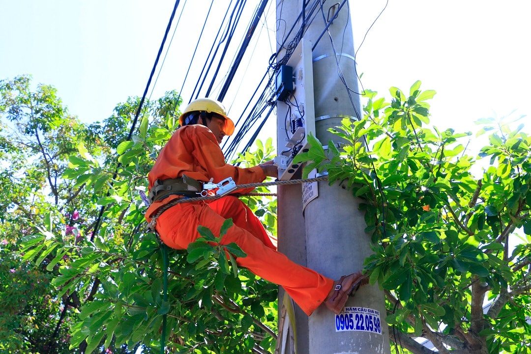 Thực hành phần thi lắp mới công – tơ điện. (ẢNH: Đ.ĐẠO)