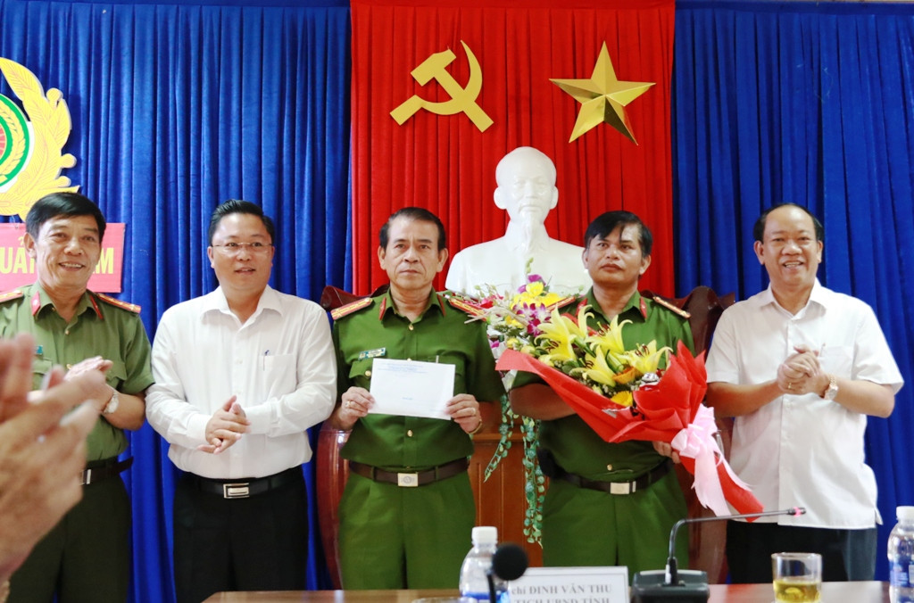 Chủ tịch UBND tỉnh Đinh Văn Thu thưởng nóng cho ban chuyên án. Ảnh: THÀNH CÔNG