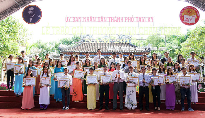 Các thầy cô giáo, nghiên cứu sinh, sinh viên và học sinh được nhận Giải thưởng Phan Châu Trinh năm 2016. Ảnh: ĐIỆN NGỌC