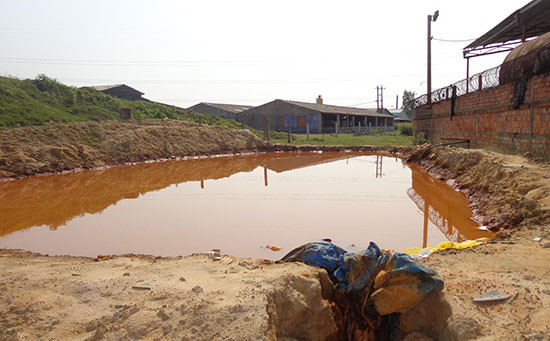 Bể chứa chất thải được đào tạm bợ của phân xưởng mạ kẽm nhúng nóng thuộc Công ty TNHH T.Đ.T (xã Điện Tiến, thị xã Điện Bàn).