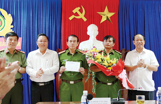 Chủ tịch UBND tỉnh Đinh Văn Thu và Phó Chủ tịch UBND tỉnh Lê Trí Thanh tặng thưởng nóng cho Ban chuyên án. Ảnh: T.C