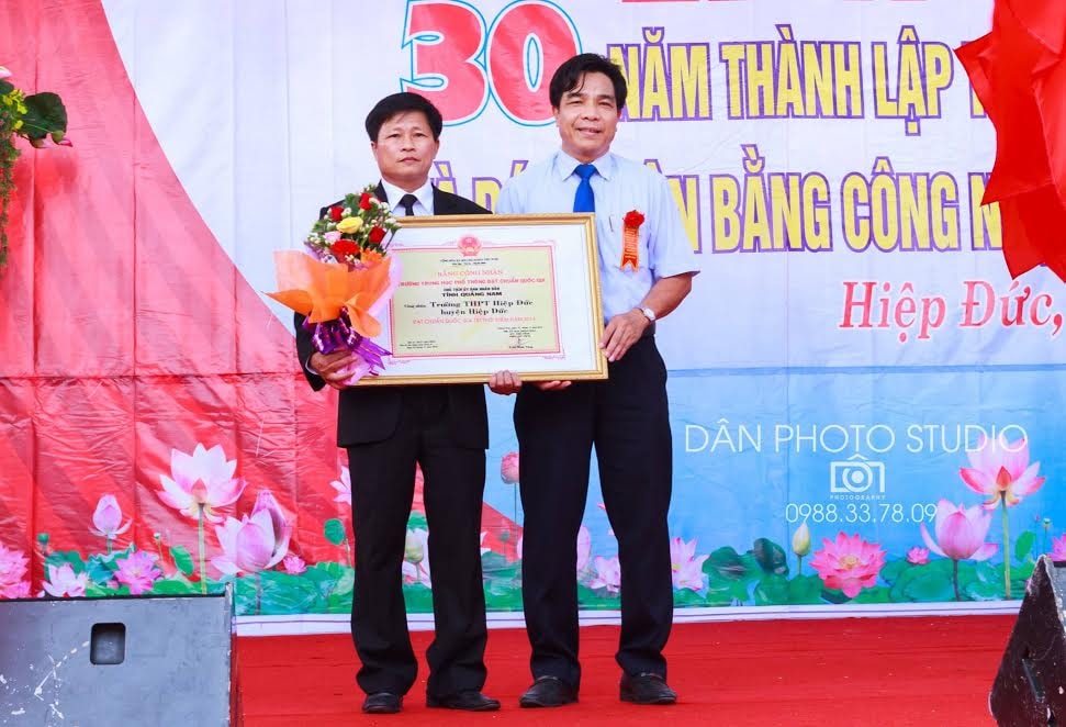 Trưởng ban Tổ chức Tỉnh ủy Lê Văn Dũng trao bằng công nhận  đạt chuẩn quốc giaTrường THPT