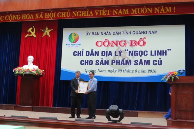 Đại diện Bộ KH&CN trao giấy chứng nhận đăng ký CDĐL 