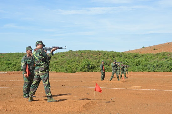 Thi đấu bắn súng tiểu liên AK bài 1 nam bộ đội thường trực. Ảnh: TUẤN ANH