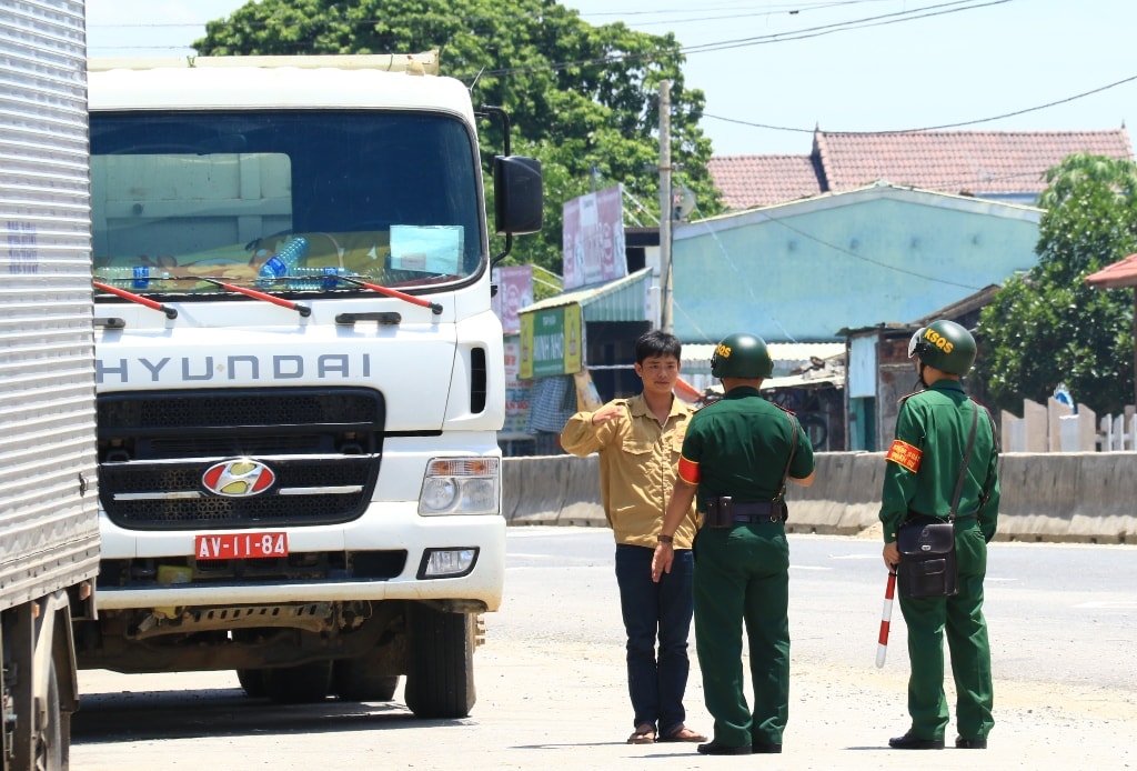 Cố thủ hơn 2 tiếng đồng hồ, phải đến khi lực lượng kiểm soát quân sự có mặt, tài xế mới điều khiển xe qua trạm cân