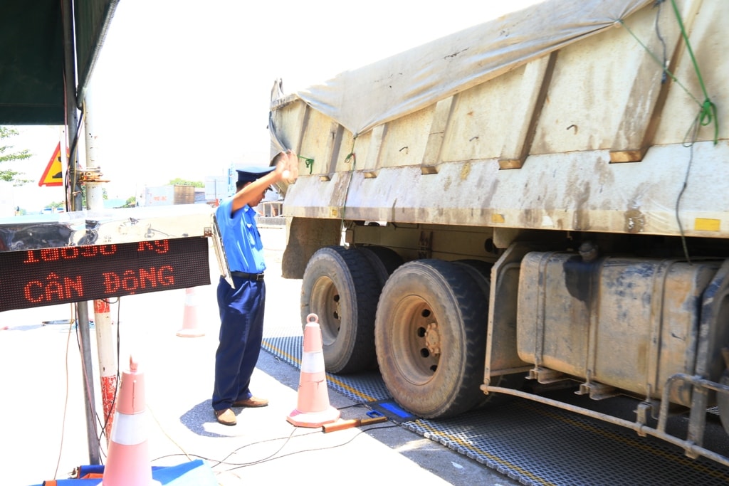 Chiếc xe tải ben biển số quân đội chở quá tải cầu đường 16,3% so với quy định