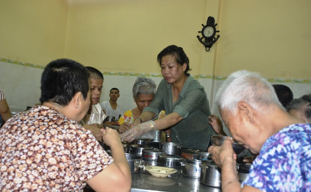 Một trong số nhóm người tự thiện mang thêm đồ ăn đến cho người già ở trung tâm. Ảnh: XUÂN THỌ