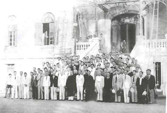 Đoàn đại biểu Quốc hội Trung Bộ yết kiến Chủ tịch Hồ Chí Minh khi dự kỳ họp đầu tiên Quốc hội khóa I năm 1946, tại Bắc Bộ phủ (Hà Nội). Ảnh tư liệu