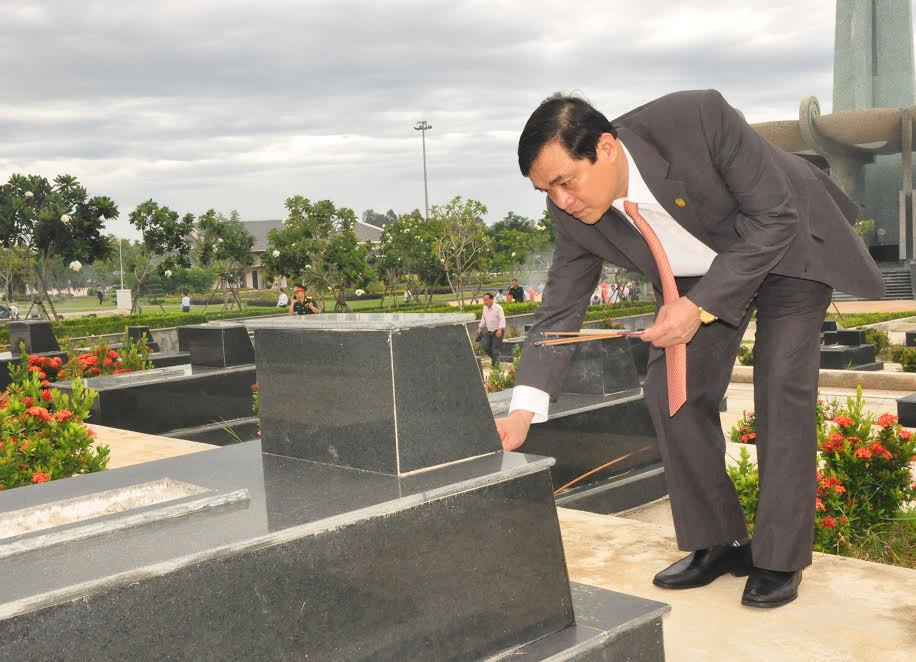 Phó Bí thư Thường trực Tỉnh ủy Phan Việt Cường thắp hương viếng mộ liệt sĩ. NGUYÊN ĐOAN