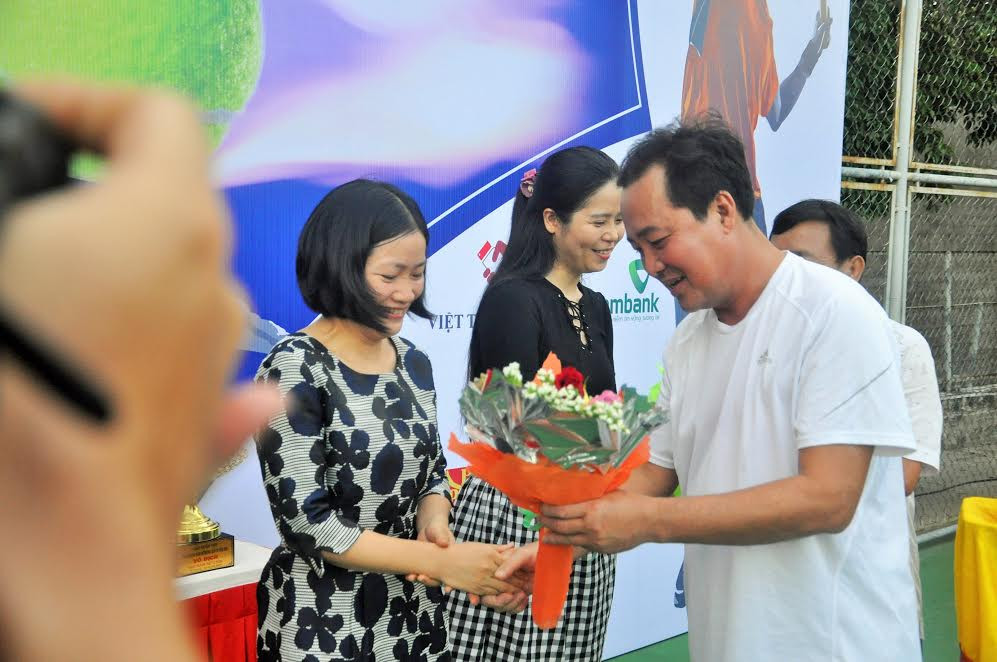 Phó Chủ tịch Thường trực UBND tỉnh Huỳnh Khánh Toàn tặng hoa cho các đơn vị tài trợ 