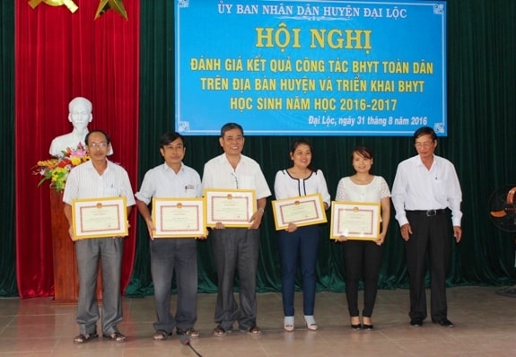 BHXH tỉnh Quảng Nam đã khen thưởng cho các tập thể và cá nhân có thành tích tốt tốt trong việc thực hiện công tác BHYT học sinh, sinh viên. Ảnh: N.Duy