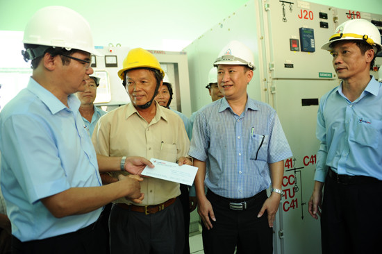Lãnh đạo Tổng công ty Điện lực Miền Trung tặng quà cho các đơn vị thi công công trình. Ảnh: MINH HẢI