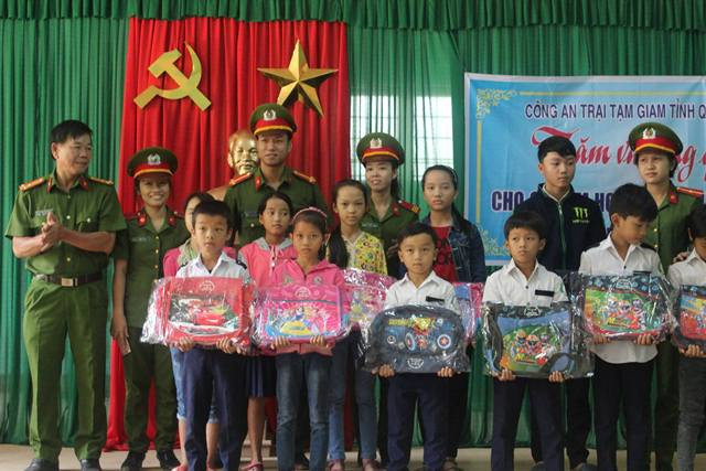 Tặng 16 suất quà cho các em học sinh khó khăn tại xã Tiên Lãnh, huyện Tiên Phước. Ảnh: MỸ LINH