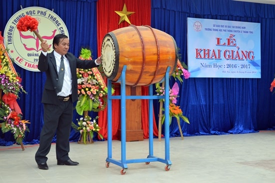 Đánh trống khai trường năm học mới 2016 - 2017. Ảnh: KHÁNH LINH