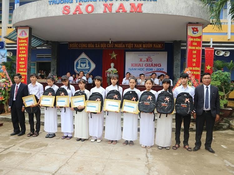 Ngân hàng Sacombank tặng học bổng cho học sinh nghèo vượt khó trường THPT Sào Nam. Ảnh: NHƯ QUỲNH