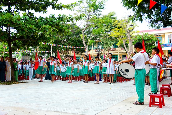 Ngành GD-ĐT tiếp tục thực hiện các mục tiêu đổi mới. TRONG ẢNH: Học sinh Trường Tiểu học Nguyễn Văn Trỗi - Tam Kỳ trong buổi chào cờ đầu tuần.Ảnh: PHƯƠNG THẢO