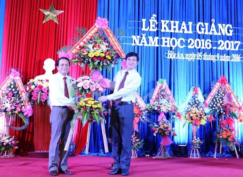 Bí thư Tỉnh uỷ Nguyễn Ngọc Quang  tặng hoa chúc mừng thầy và trò nhà trường nhân dịp năm học mới. Ảnh: MINH HẢI